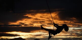 Jak przymocować huśtawkę do futryny?